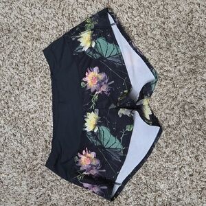 Moody Floral Mac Roga Shorts Size 4